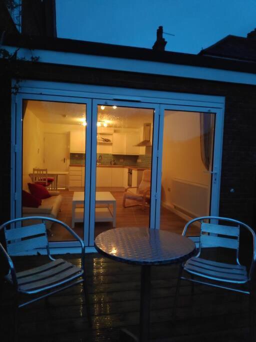 Adorable One-Bedroom Flat With Patio Garden. Southwick  Exteriér fotografie