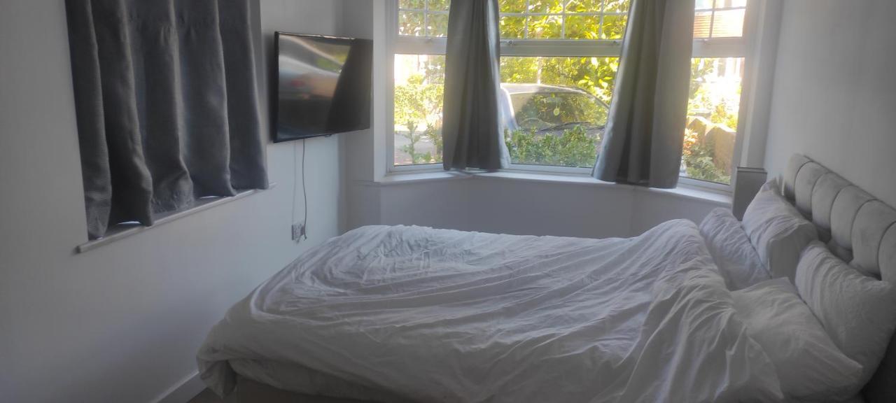 Adorable One-Bedroom Flat With Patio Garden. Southwick  Exteriér fotografie